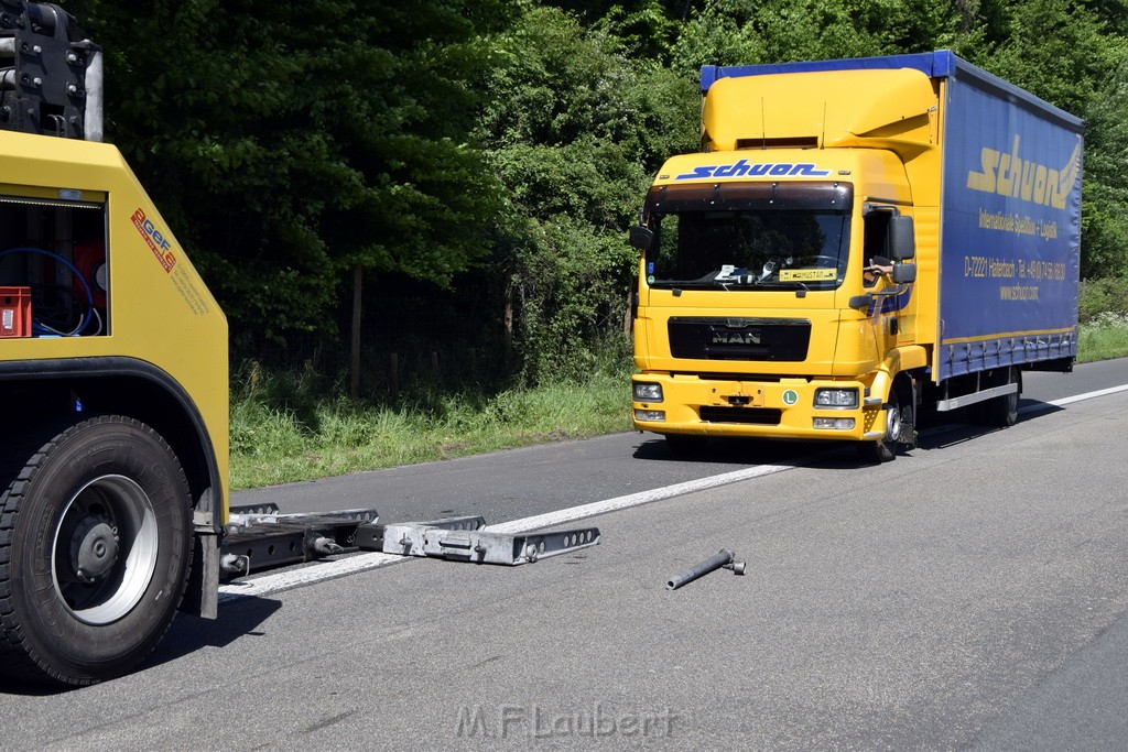 LKW in Boeschung A 3 Rich Frankfurt Hoehe Roesrath Lohmar P238.JPG - Miklos Laubert